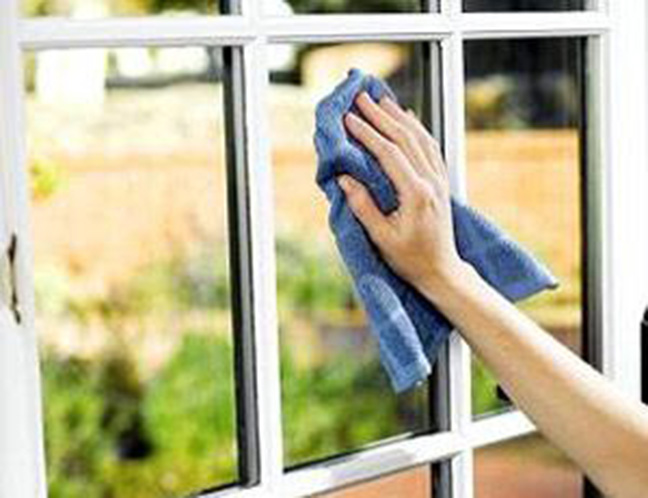 روش صحیح و اصولی تمیز کردن شیشه پنجره ها